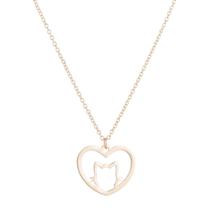 Collier minimaliste en or avec pendentif cœur silhouette de chat sur une chaîne à maillons