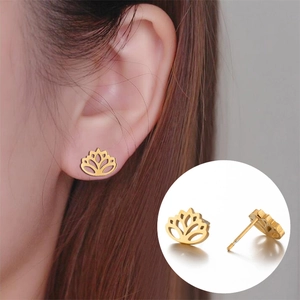 Élégantes boucles d'oreilles lotus dorées pour femmes avec design floral ajouré et poli