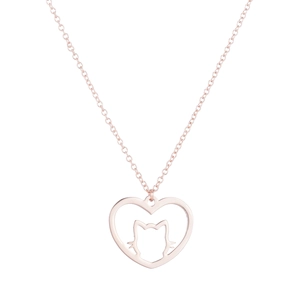 Détail du pendentif cœur creux en or rose avec silhouette de chat et chaîne fine