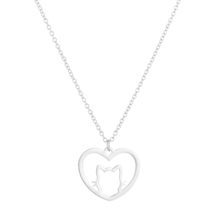 Détail macro du collier cœur argenté avec un pendentif chat ajouré sur une chaîne fine