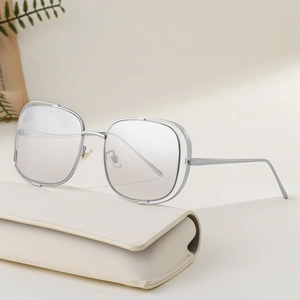 Lunettes de soleil carrées en métal argenté avec double monture et étui en cuir blanc