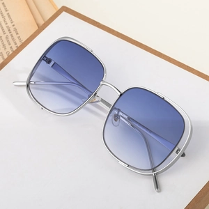 Lunettes de soleil carrées évidées argentées avec verres bleus dégradés et métal