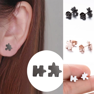 Vue détaillée de clous d'oreilles puzzle asymétriques en acier inoxydable rose et argent