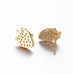Minimalistische goldene Erdbeer-Ohrstecker für Damen mit elegantem Blatt-Detail aus Metall