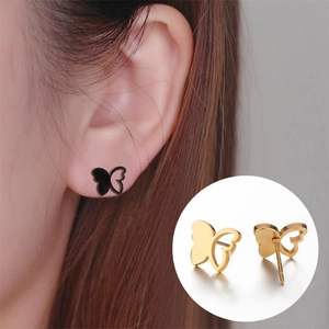 Minimalistische 18K vergoldete Schmetterling Ohrstecker mit schwarzer Tropföl-Veredelung