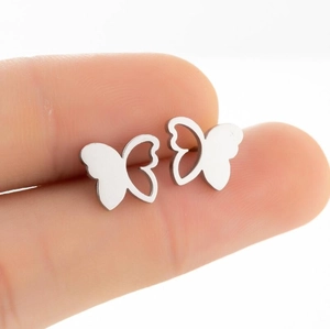 Nahaufnahme asymmetrischer Schmetterling-Ohrstecker aus Edelstahl mit Herz-Design