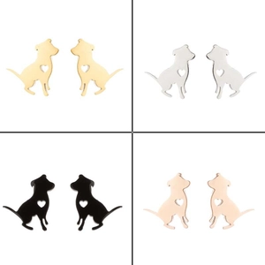 Détail de quatre paires de boucles d'oreilles chien en doré, argenté, noir et or rose
