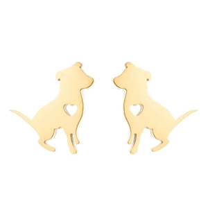 Gros plan détaillé de boucles d'oreilles dorées en forme de chien avec cœur