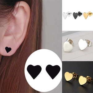 Vue détaillée de boucles d'oreilles cœur minimalistes en noir, argent et doré poli