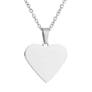 Pendentif cœur argenté poli avec chaîne fine minimaliste sur un fond blanc neutre