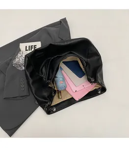 Vista interna della borsa tote in pelle PU nera con ampia capacità e fodera beige