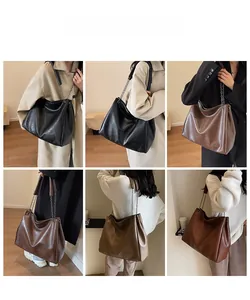 Molteplici viste della borsa tote grande in pelle con tracolla a catena in nero e marrone