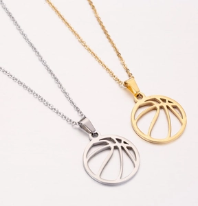 Detailansicht der hohlen Basketball-Anhänger in Gold und Silber mit polierten Ketten