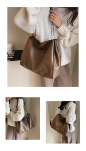Dettaglio della borsa tote marrone in pelle con catena metallica e goffratura di moda