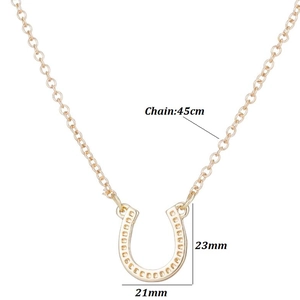 Detailansicht goldene Hufeisen-Halskette mit 45cm Kette und genauen Größenangaben