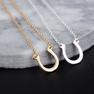 Minimalistische U-förmige Hufeisen-Halskette in poliertem Gold- und Silber-Finish