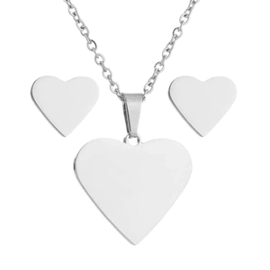 Ensemble collier et boucles d'oreilles cœur minimaliste sur fond blanc pur