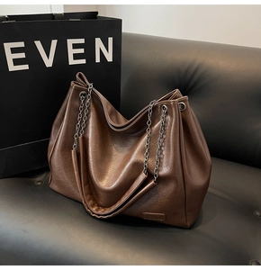 Dettaglio della pelle PU martellata e dell'etichetta fashion sulla borsa tote grande