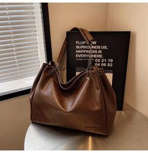 Dettaglio borsa tote in pelle PU caramello con catena argento e targhetta Fashion