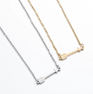 Retro geometric arrow pendant necklace for women in elegant gold and silver finishes