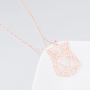 Λεπτομέρεια μενταγιόν κουκουβάγια origami ροζ χρυσό με γεωμετρικό σχέδιο και αλυσίδα