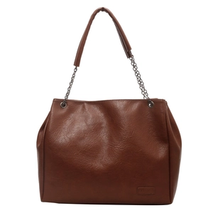 Borsa tote vintage marrone con tracolla a catena metallica e trama in pelle su sfondo