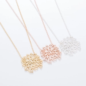 Trois colliers avec pendentif lion origami en finitions or, argent et or rose