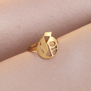 Makroaufnahme Goldener Gothic-Ring mit Initial B und gebürsteter Metalloberfläche