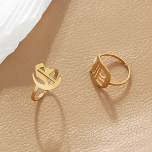 Goldener Edelstahlring im Gothic-Stil mit den Buchstaben S und H auf Lederhintergrund