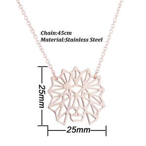 Détail macro du pendentif lion géométrique en or rose avec dimensions de 25 mm