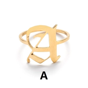Detail eines im gotischen Stil gravierten Buchstabens A auf einem goldenen Ring