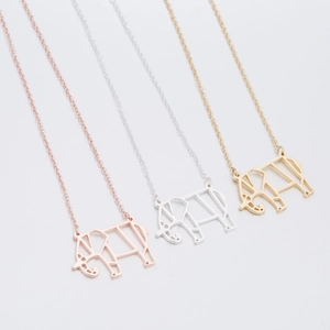 Détails des colliers éléphants géométriques creux en finitions or rose, argent et doré