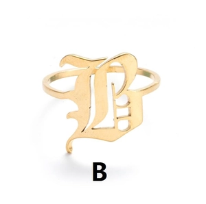 Detailansicht eines vergoldeten Edelstahlrings mit gotischem Buchstaben B Design