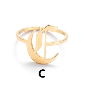 Detailansicht goldener Ring mit gotischem Buchstaben C und verstellbarer offener Ringschiene