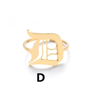 Detail eines verstellbaren goldenen Rings mit gotischem Buchstaben D und Vintage-Finish