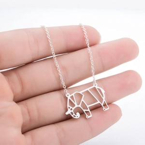 Détail d'un pendentif éléphant géométrique en origami argenté sur une fine chaîne