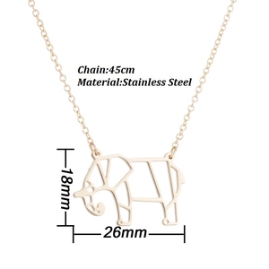 Détail d'un collier en acier inoxydable de 45 cm avec pendentif éléphant origami