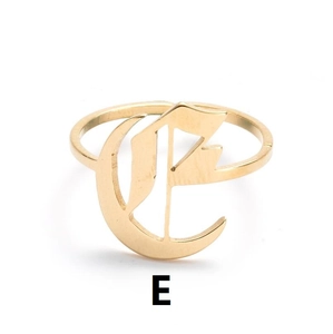Detail eines Vintage Edelstahlrings in Gold mit gotischem Anfangsbuchstaben E Design