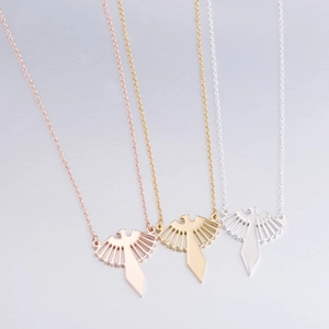 Trois pendentifs oiseaux origami en acier inoxydable or, argent et or rose minimalistes