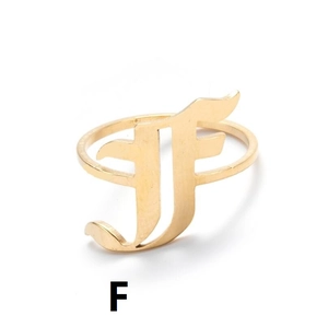 Detail eines vergoldeten Vintage-Rings mit großem kursiven Buchstaben F auf schmalem Band