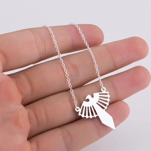 Détail du pendentif papillon origami argenté avec design ajouré sur chaîne fine