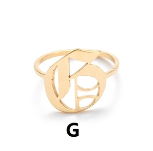Detailansicht eines vintage vergoldeten Edelstahlrings mit gotischem Buchstaben G