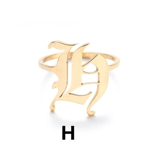 Nahaufnahme eines goldenen Edelstahlrings mit gotischem Buchstaben H und Politur