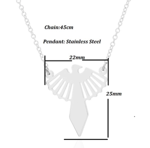 Détail du pendentif oiseau en acier inox avec largeur 22mm et chaîne de 45cm