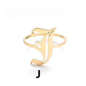 Details des goldplattierten Rings mit gotischem J-Buchstaben und poliertem Metallfinish