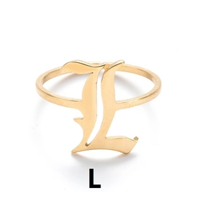 Nahaufnahme eines goldenen Rings mit Buchstabe L im Vintage-Gothic-Stil Design