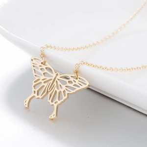 Collier minimaliste avec pendentif papillon origami doré sur céramique blanche