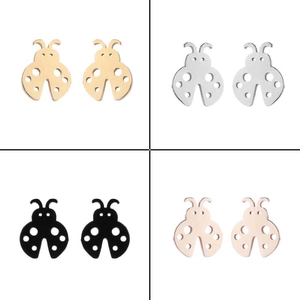 Quattro set di orecchini a lobo a forma di coccinella in oro, argento, nero e rosa