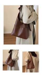 Détail du sac cabas en cuir marron grainé avec poche frontale et bandoulière réglable