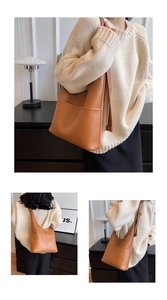 Détails du sac seau en cuir grainé marron avec poches latérales et bandoulière large